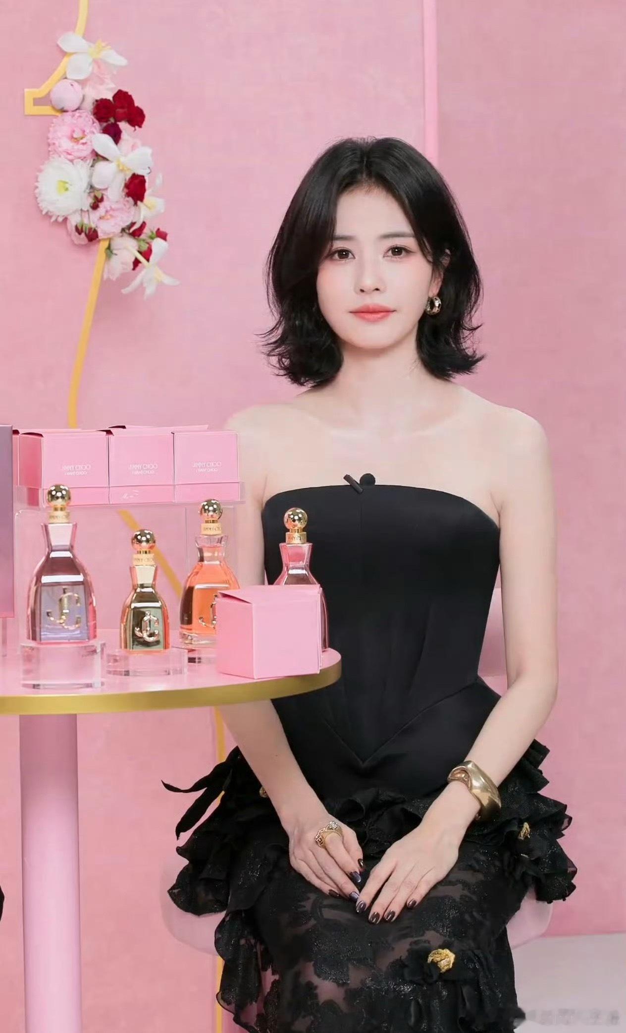 白鹿今天直播好美啊好美。完全是晕呐至于直播间弹幕上一些没有家的人鹿茸不用生气，只
