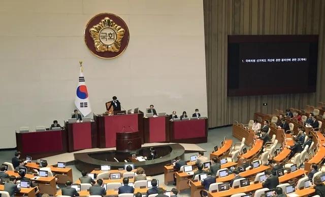 李在明所在的政党控制的国会成功通过弹劾韩国总理的议案，下一步是不是要弹劾尹锡悦了