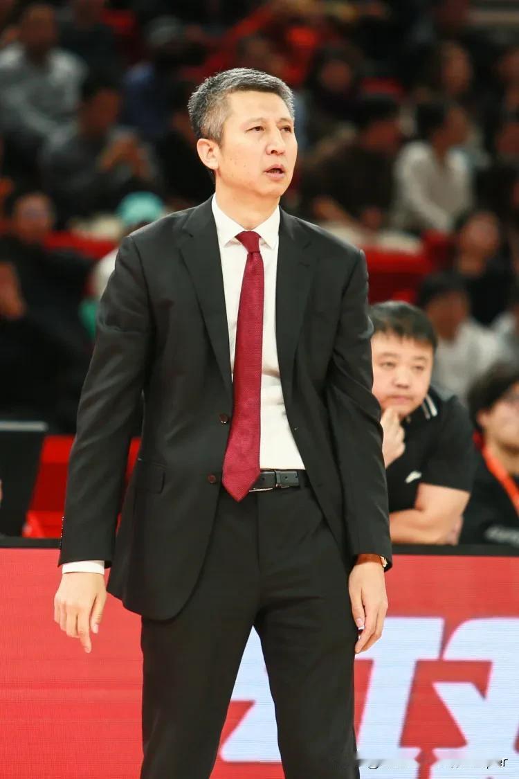 话里有话，郭士强赛后：新疆动作比较大、假摔多情况，我们缺乏经验，黄荣奇够义气！真