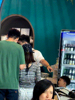 球迷泰国同时偶遇赵继伟徐杰，吐槽徐杰合照被拒绝，说话也爱搭不理的，赵继伟非常配合