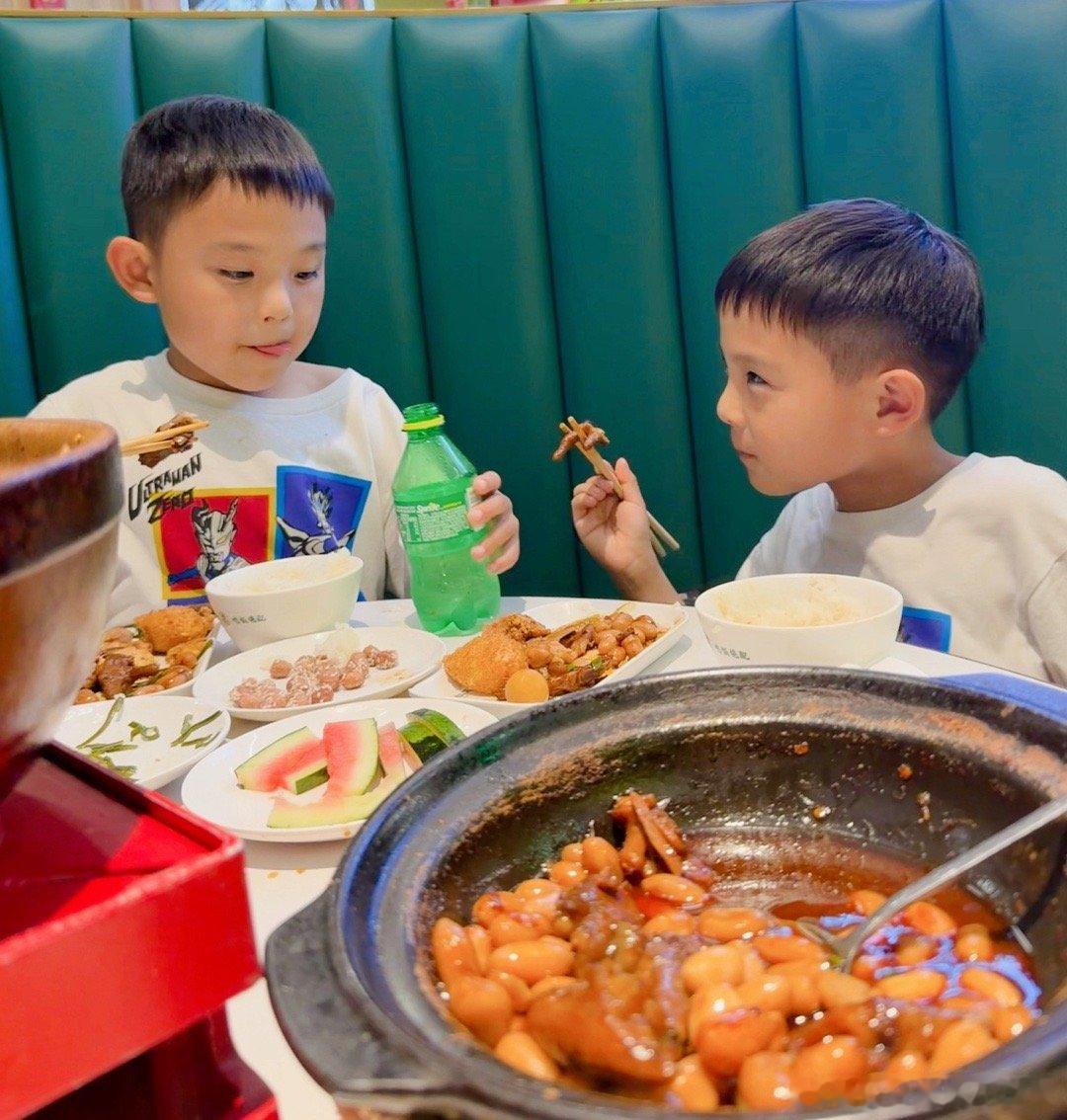 儿童节喝快乐水~其实我也不馋，但是放在面前就想吃