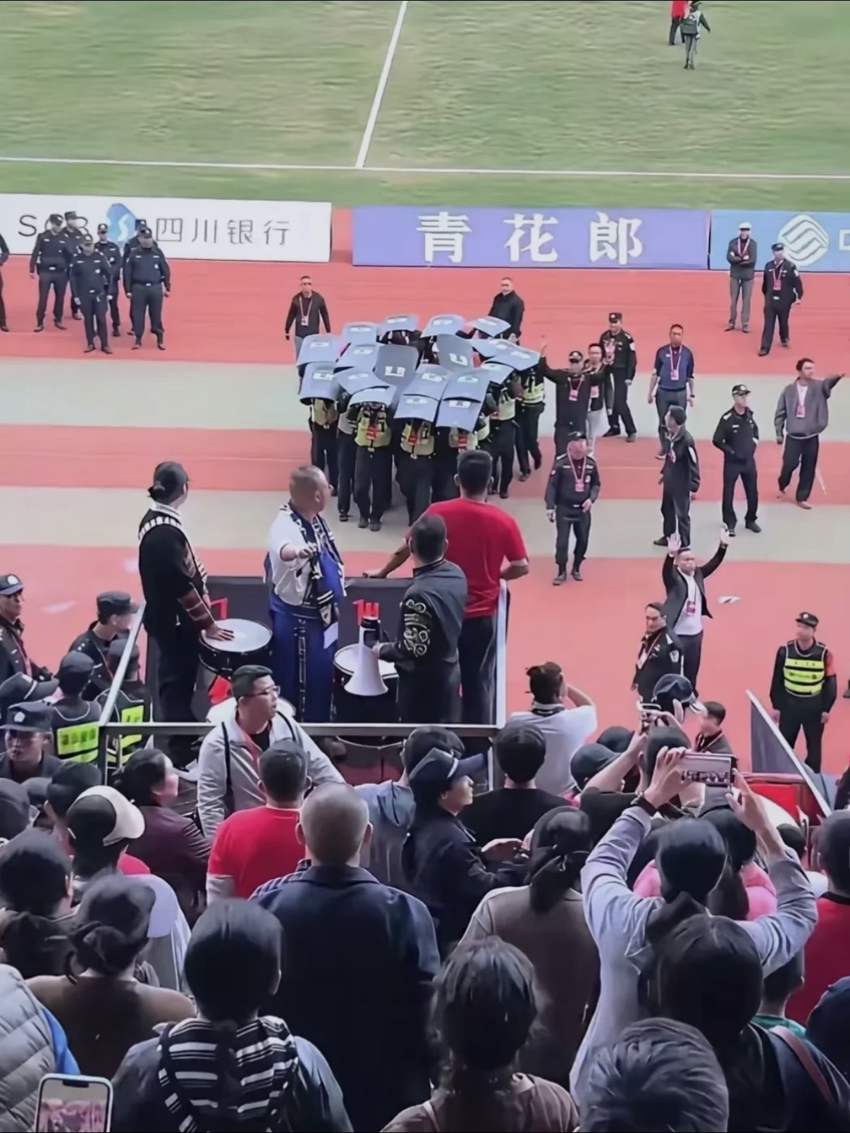 川超球员飞踹裁判全国禁赛5年 川超联赛凉山好医生队球员日火瓦体，赛后飞踹拳击裁判