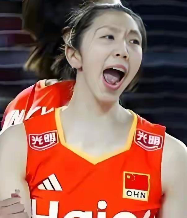 吴梦洁作为江苏女排的领军人物，本赛季凭借一己之力带领江苏女排一路高歌猛进，在小组