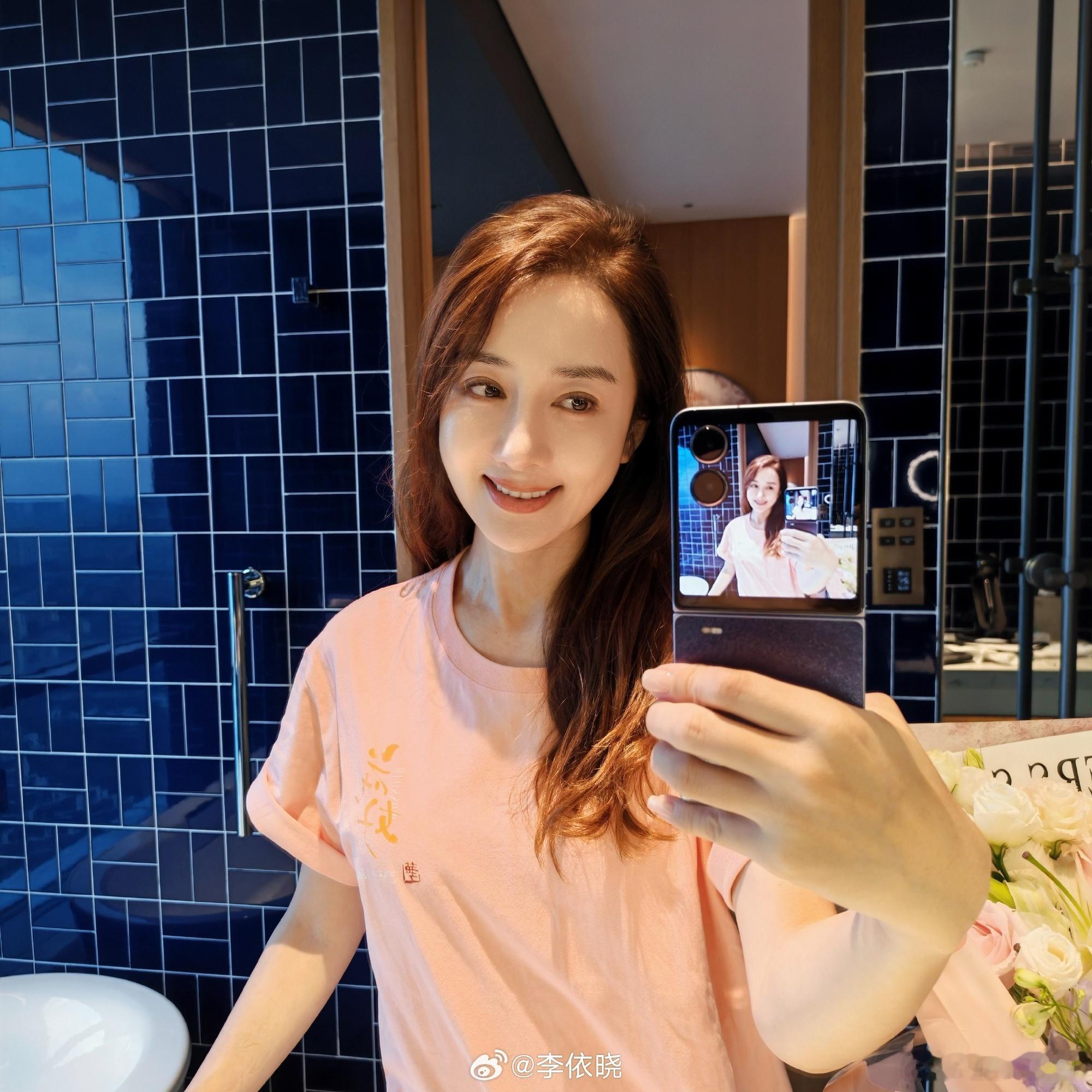 曼娘真的会唱小曲被李依晓广寒宫惊艳到了 被李依晓的广寒宫狠狠圈粉，原来曼娘真的会