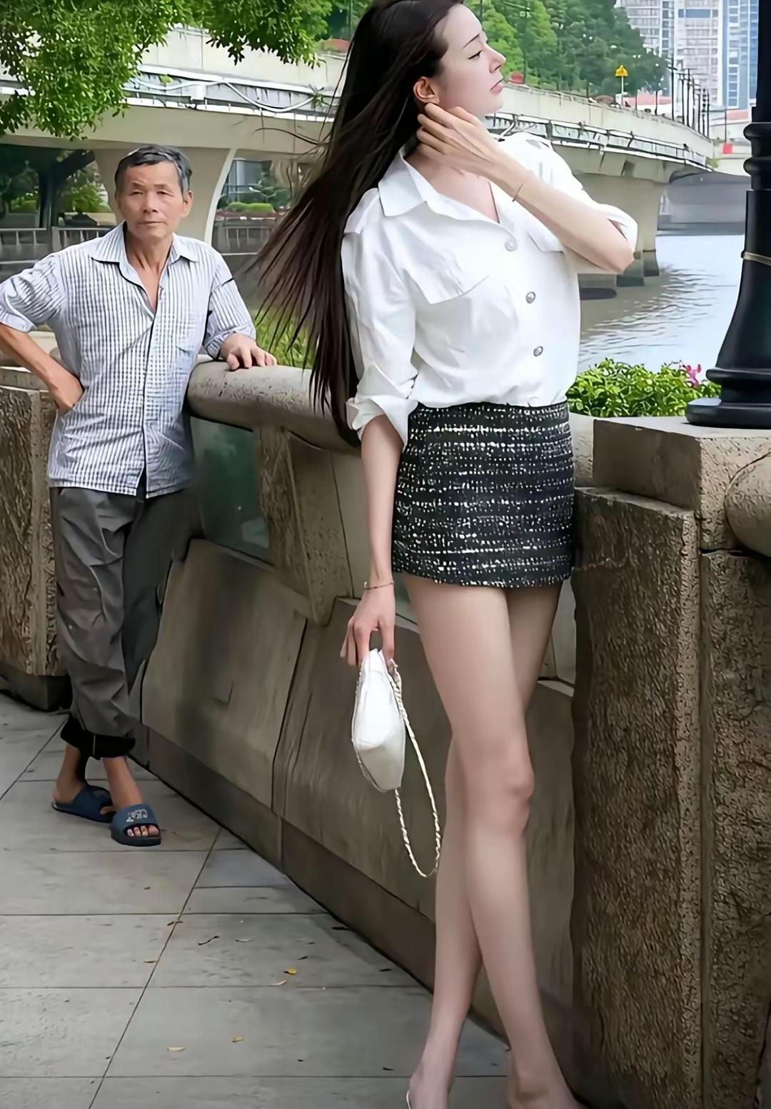 美女个头高，
秀发身后飘。
依栏亭亭立，
百里一难挑。