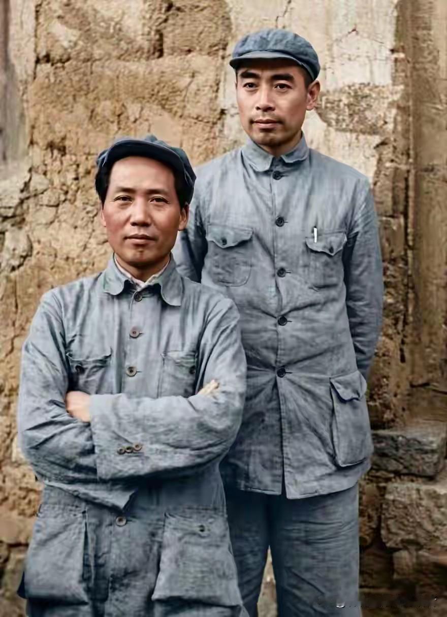 一张土墙前的朴素合影，看哭无数国人：这才是中华民族真正值得追捧的时代“顶流”。