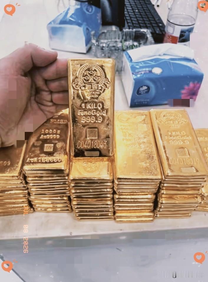 看了今天的金价，
我瞬间感觉自己血压飙升，
7月8日9点，一开盘就直接瀑布跌到了