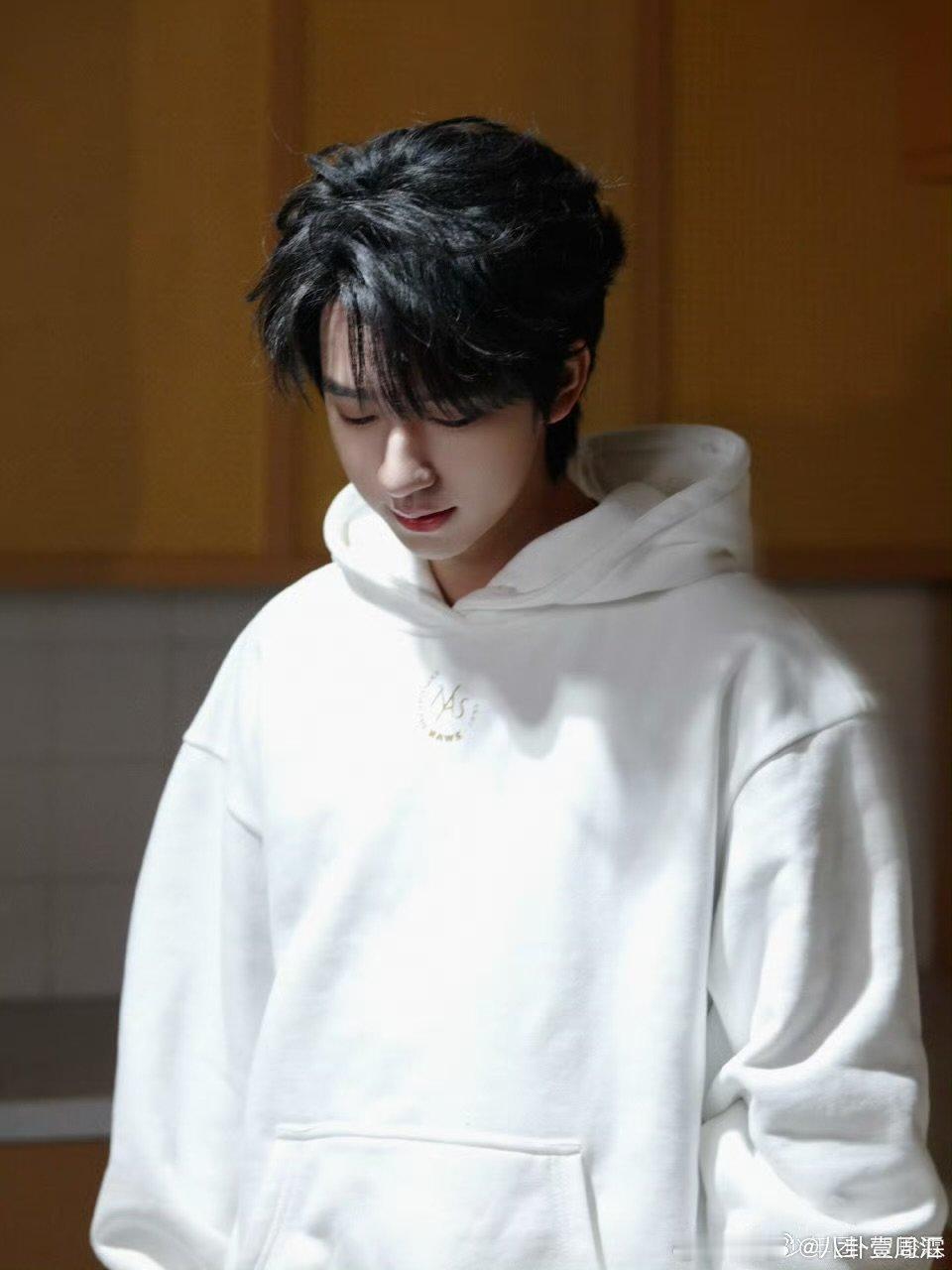 贺峻霖看到了粉丝8年前的许愿牌祈福时偶遇八年前的许愿牌，这是什么神仙双向奔赴啊贺