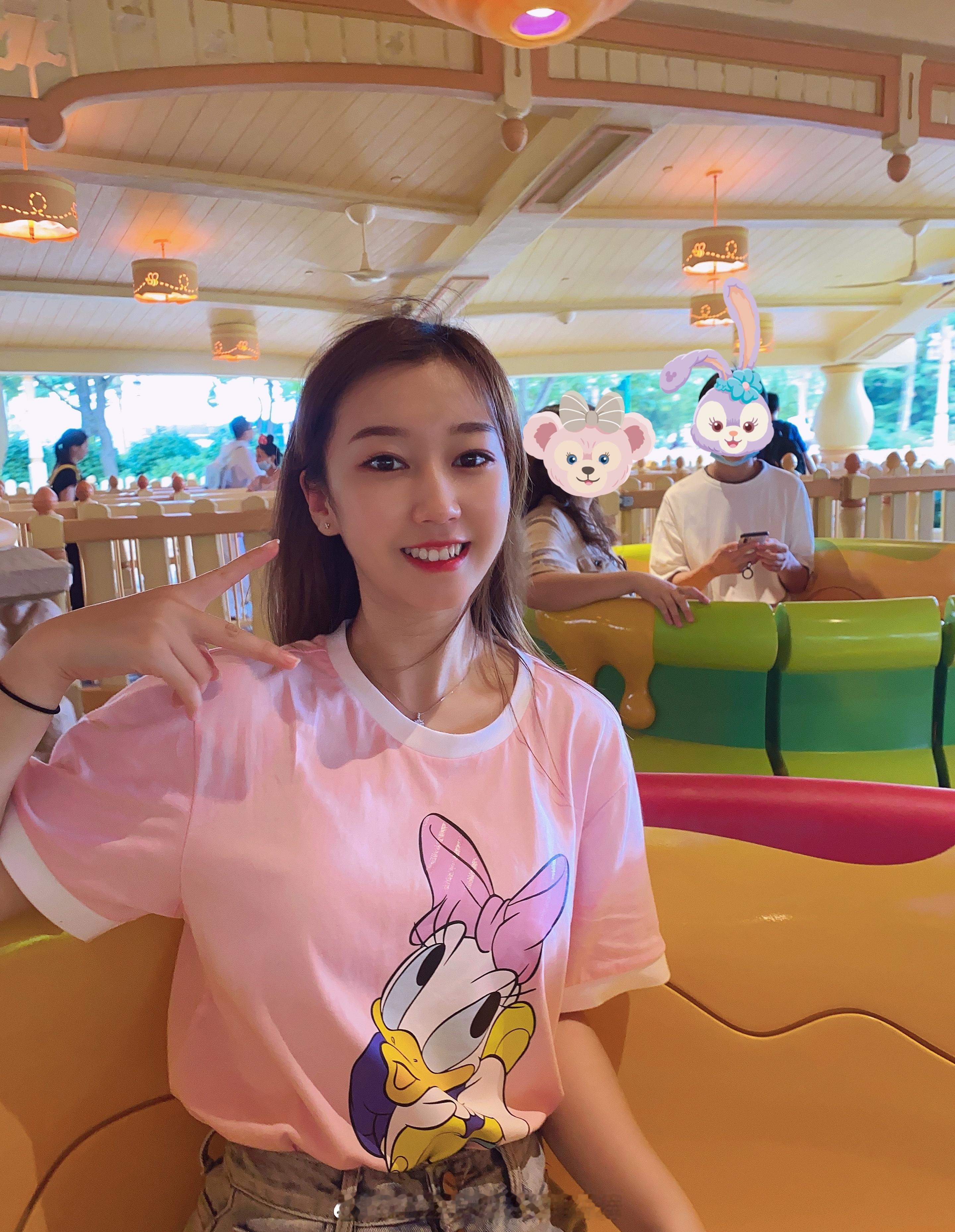 学校：四川音乐学院专业：声乐表演年龄：97年星座：狮子座 喜欢：旅游 拍照 游泳