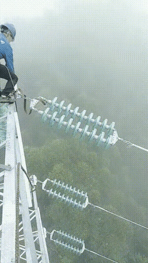 看了电力工人爬高作业的视频，
我说，
电力公司招工，
就要加上条件:
不恐高，