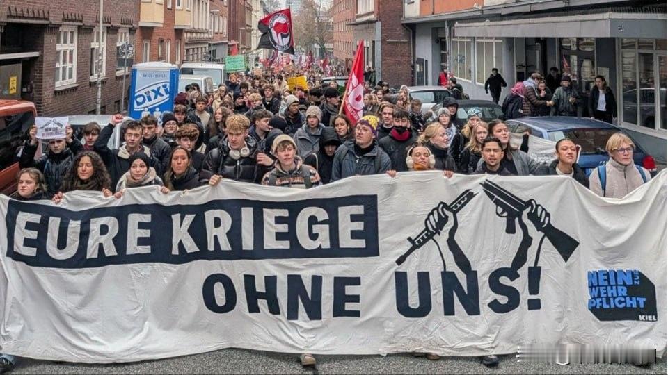 德国超5.5万学生在80多座城市罢课，集体反对重启兵役相关安排。上周五，各地18