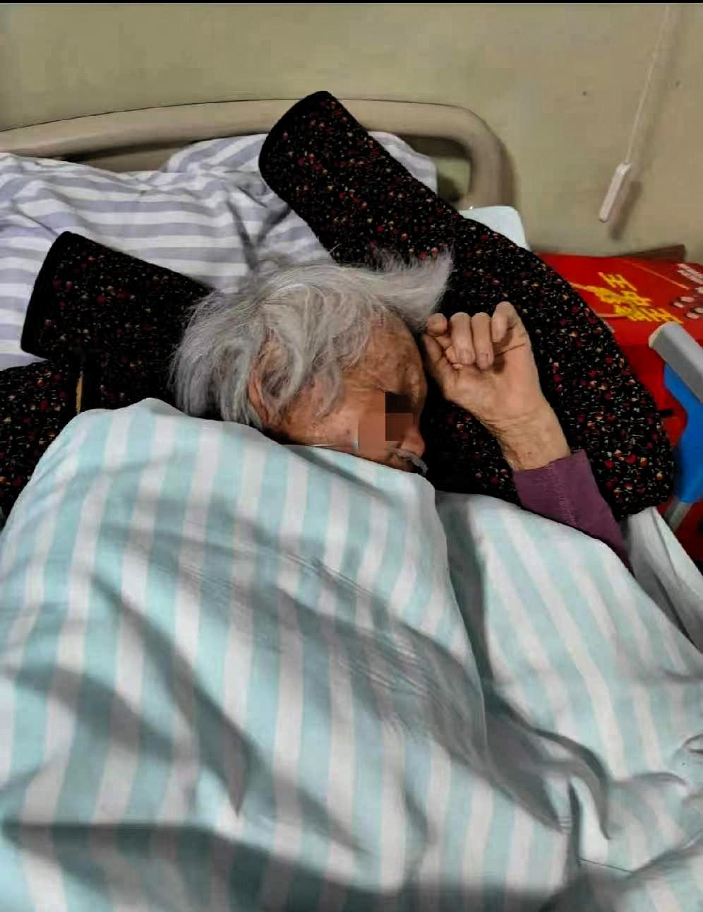 病房里88岁的老人在睡梦中走了，61岁的儿子没掉一滴泪。上午为老人整理好衣物，下