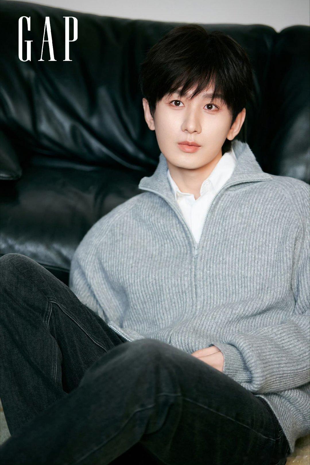 那夜的黑，是漫天火光的晦，是少年不平的伤，傲骨毅勇，前路漫漫，一剑寒霜，冲不破的