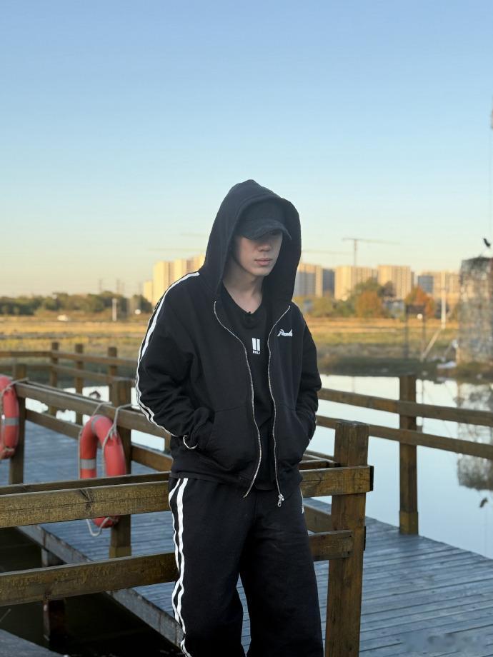 鹭卓这天儿一阵冷一阵热的  鹭卓一阵冷一阵热穿衣保暖噢 鹭卓的话语充满关怀，让我