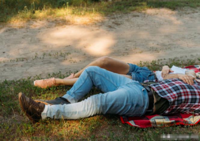 贵州，一女子和男网友约好500块进行“灰色服务”俩人都爱追求刺激，就把地点选在了