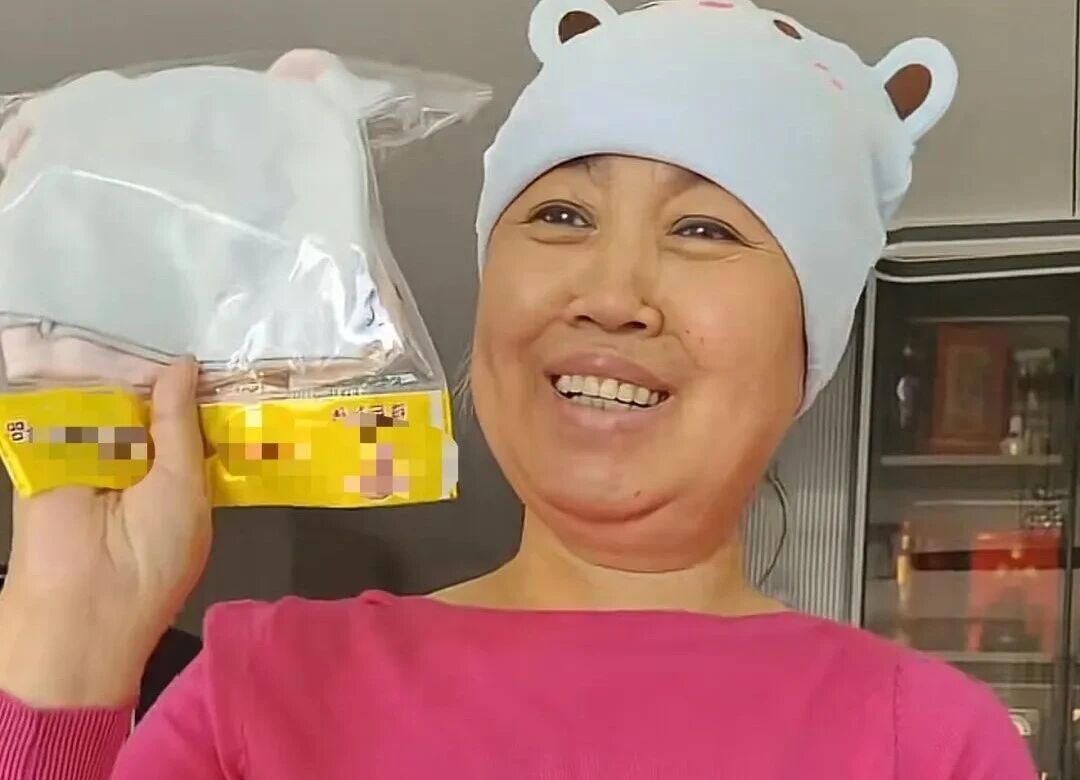 真心的祝福他们一家幸福美满，希望他们陪伴宝宝健康成长！63岁失独妈妈剖腹产生下健