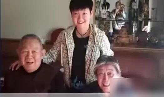 赛场上杀红眼的小魔王回了趟石家庄老家，底细瞬间掉了个底朝天。你凑近盯住这张合影瞧