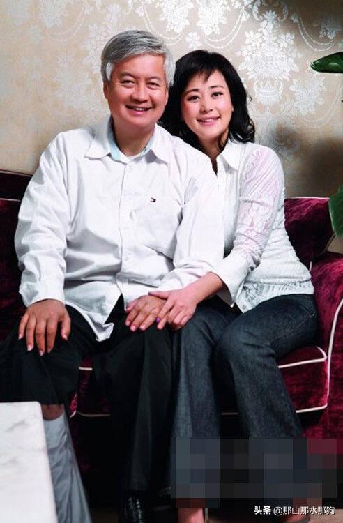 洪晃年轻时在美国生活，被蛮子忽悠着买了治安非常糟糕的片区公寓。洪晃买了这套公寓后