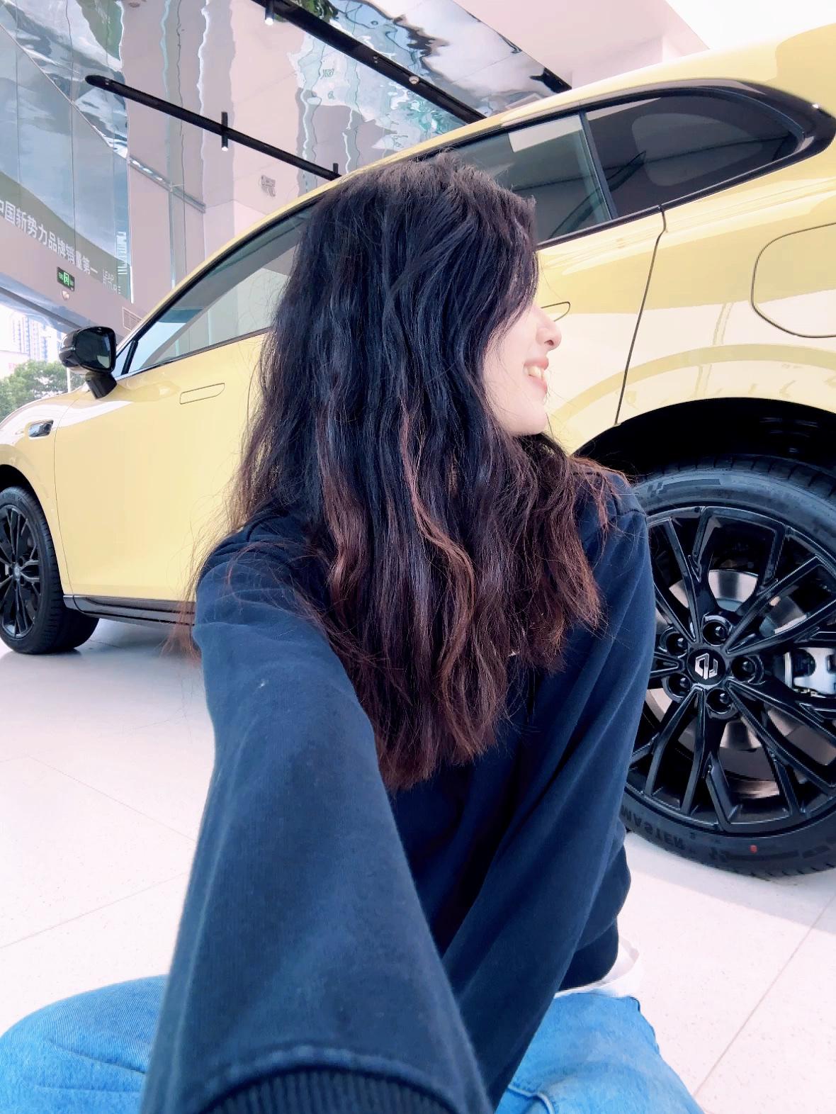 拍不到好角度，毅然坐在地板上！

好在零跑门店的地板很干净～

这个角度，是不是