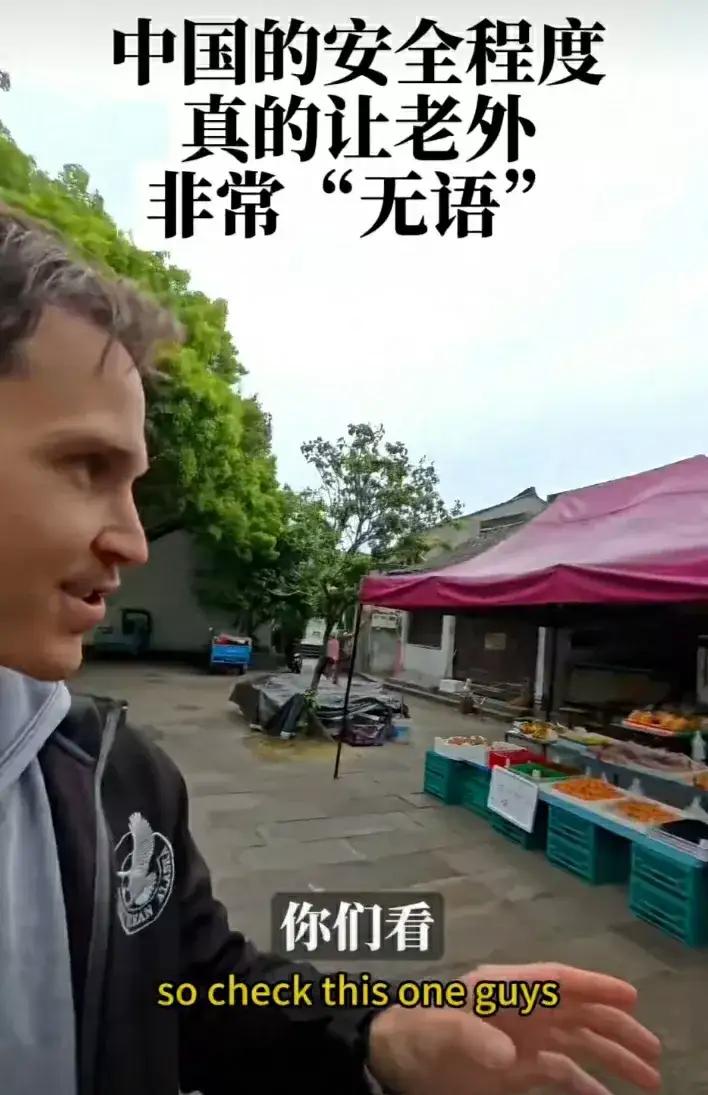 那天阳光挺好，水果摊老板在躺椅上睡着。旁边摆着成堆的香蕉和橘子，一个路过的人要是