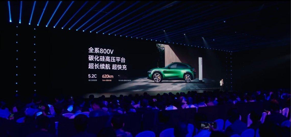 小米 YU7 标准版配备 96.3Wh 磷酸铁锂电池，续航 835km，中大型纯