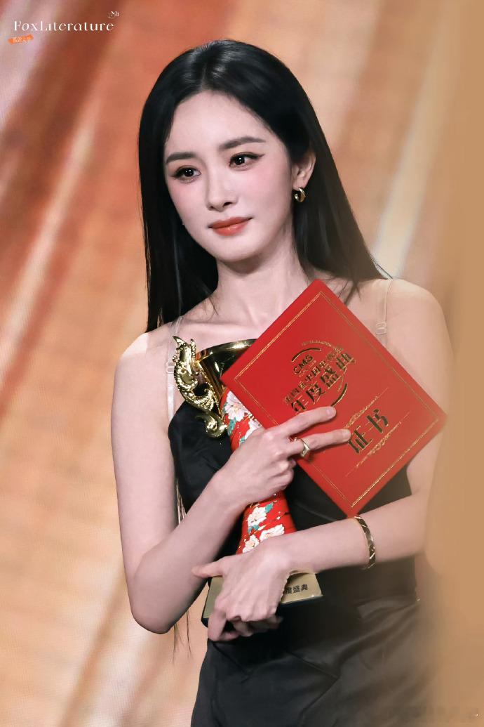 85花你追我赶杨幂一步一部杨幂双料视后了杨幂凭《北京爱情故事》拿金鹰视后是起点，