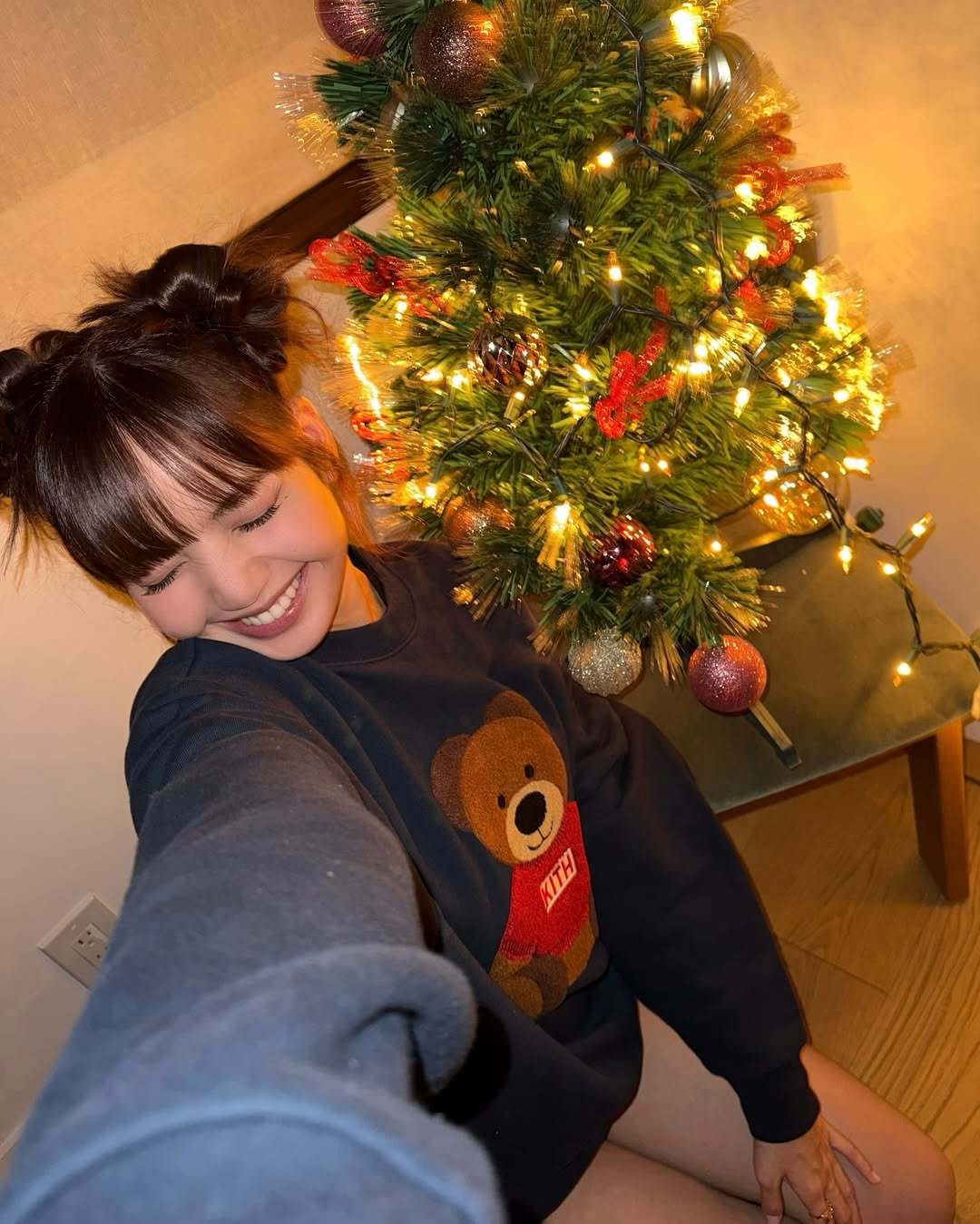 小五ig更新“祝大家度过一个充满幸福和欢乐的季节🥰圣诞快乐！！🎄” 