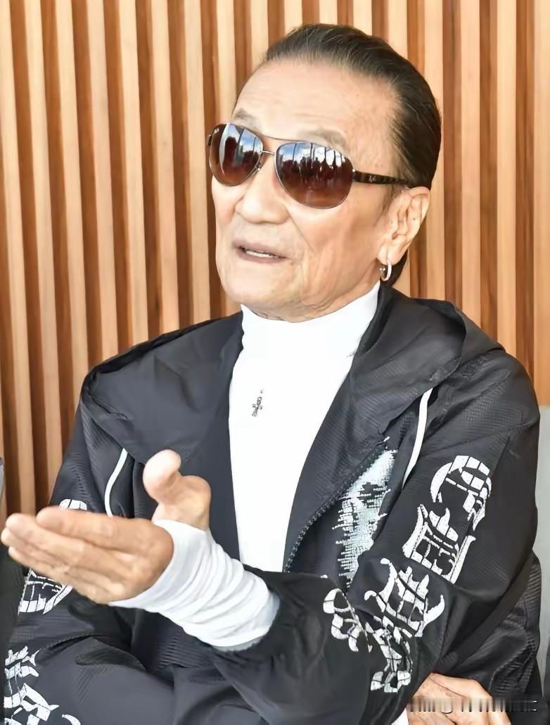 人好像真的能隐约感知自己的结局，谢贤生前的决定现在再看，满是心酸。
 
早在多年