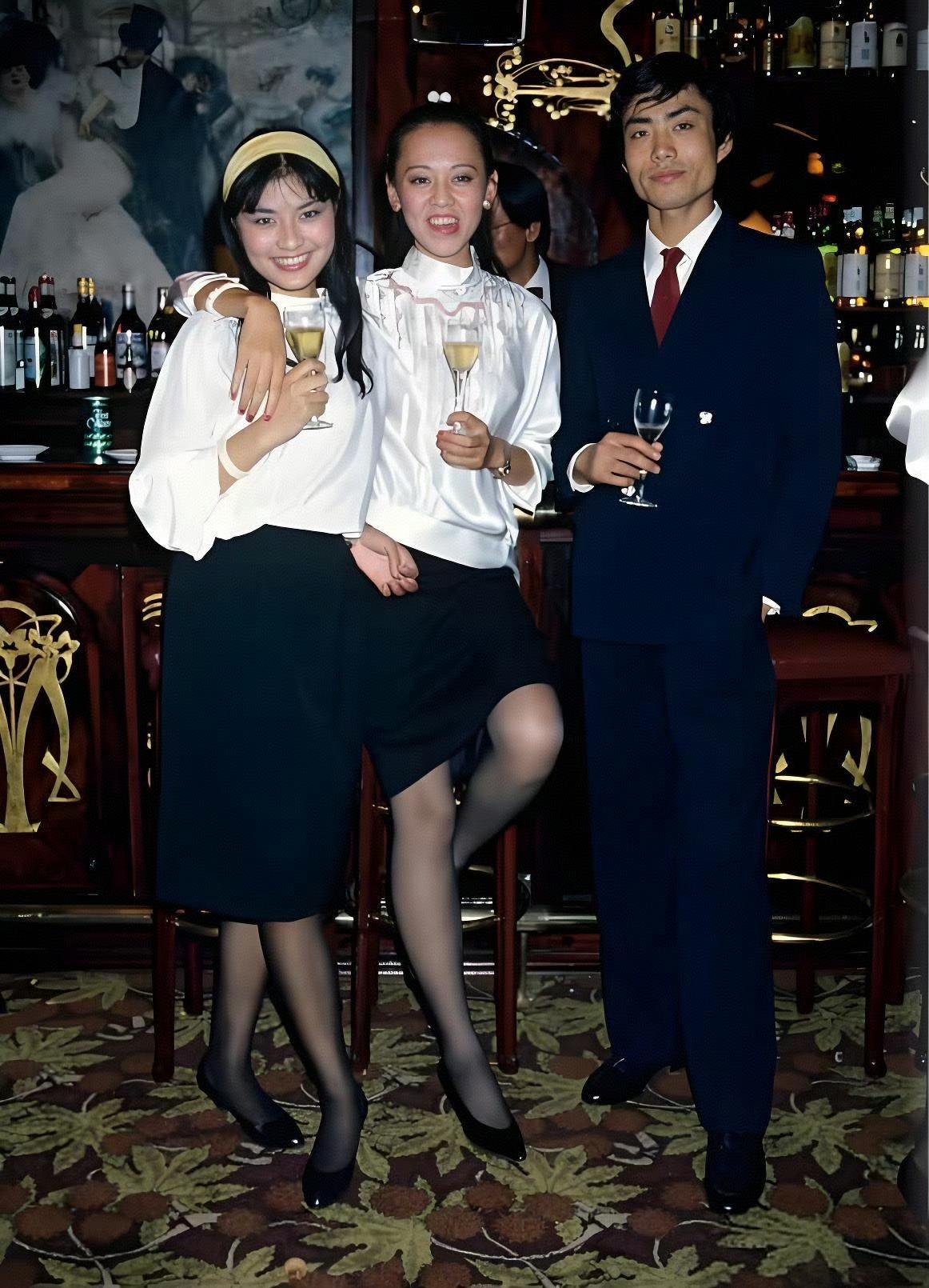 1986年，首都北京某西餐厅的服务员