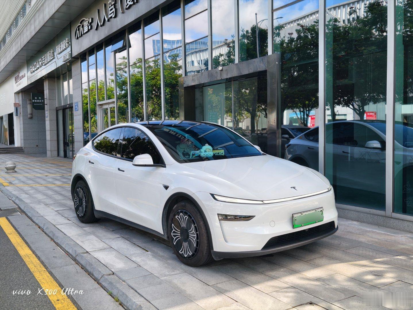 今天开特斯拉小林的妹妹想试试问界 M6，拿Model Y 跟我换着开了。国产电车
