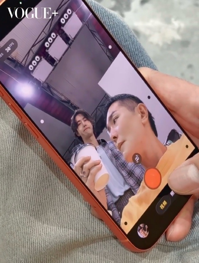 王一博刘冲VOGUEMAN合拍 啊啊啊啊啊 羡慕了 不仅合拍 还收到了王一博亲手