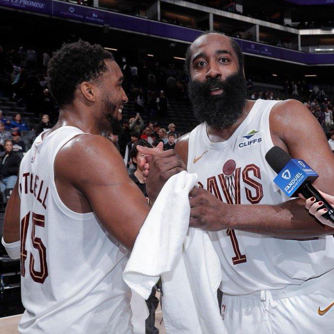 骑士队现役球星米切尔欢迎勒布朗-詹姆斯加入。米切尔说：“休赛季的时候，时机已到。