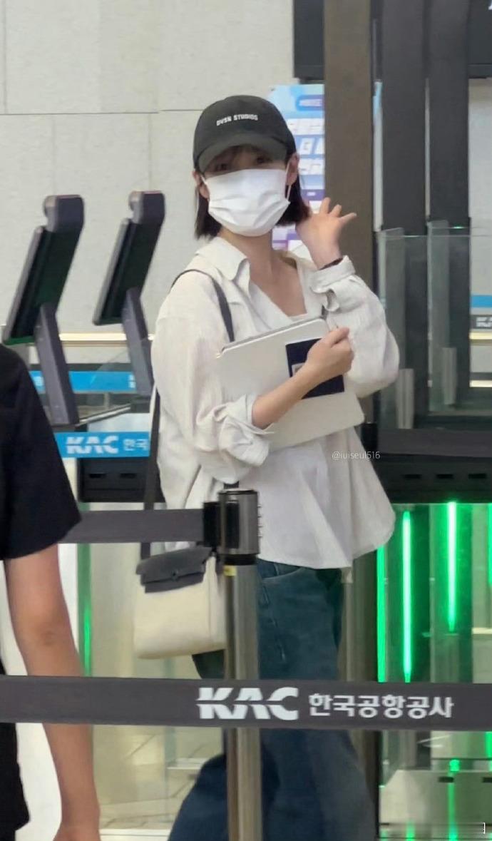 IU素颜机场女大IU短发棒球帽梦回刚出道时光眷顾的IU，机场短发棒球帽素颜出镜，