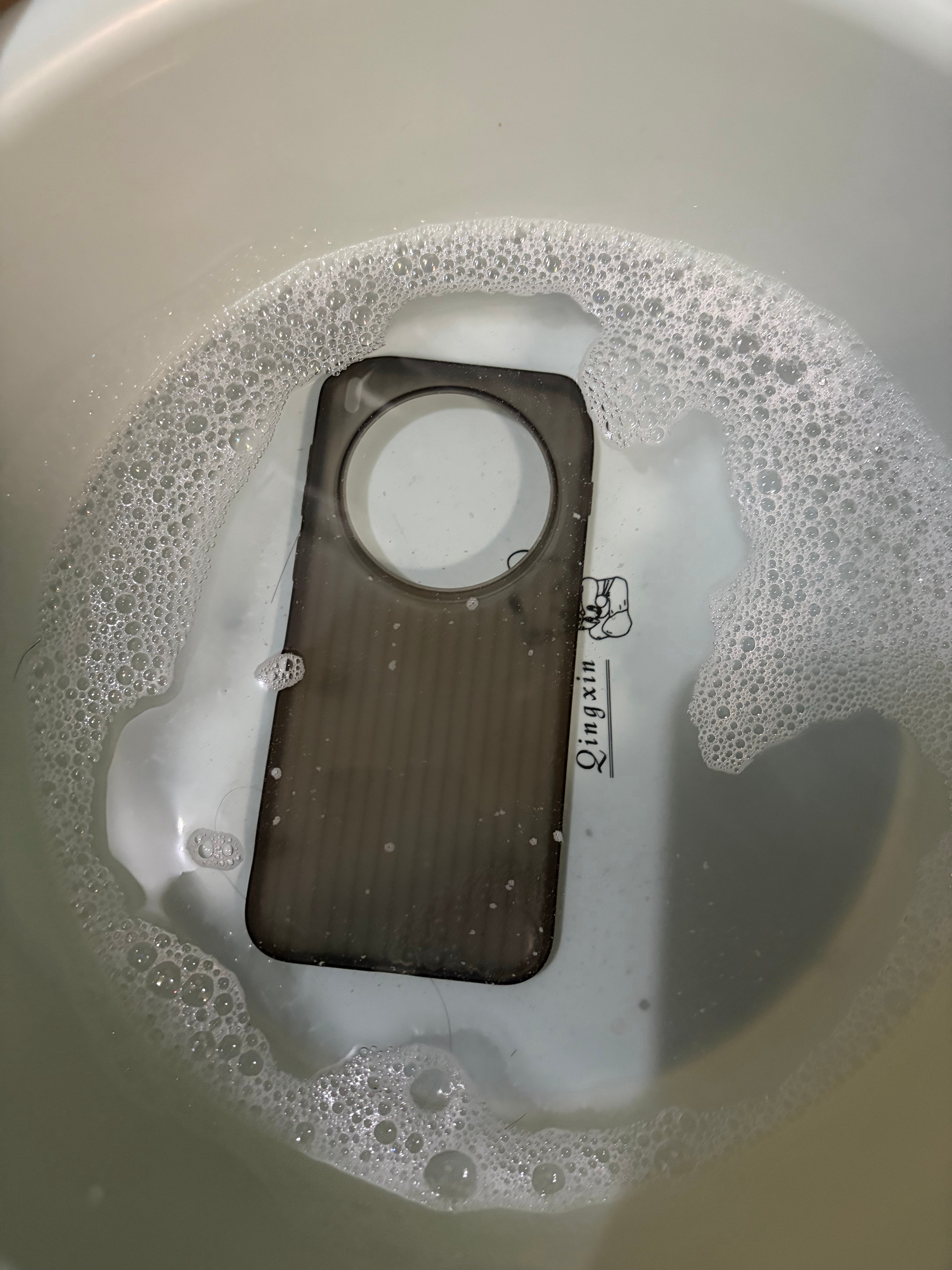 吃了一顿地锅鸡，手机壳上全是味道，最后用洗洁精泡一泡去除了 