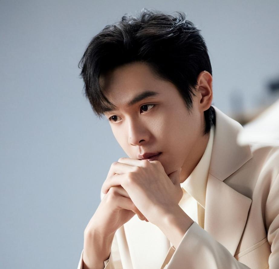 主持人问张若昀:“你跟你妈妈的关系怎么样？”张若昀说:“打记事来到成年后，我们见