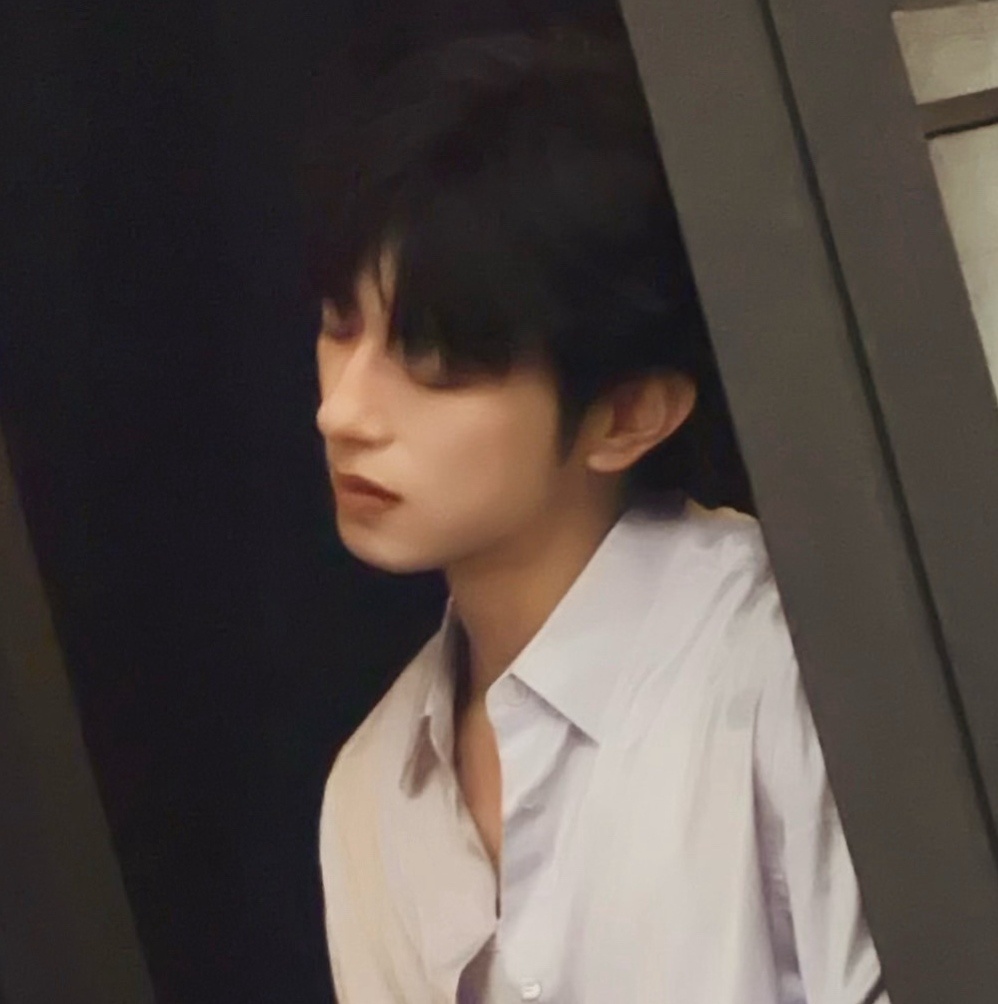 被太阳晒会闭眼，还有……也会闭眼 ​​​