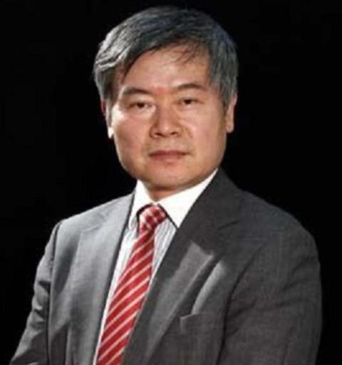 不少人还记得早年五一有7天黄金周。2006年清华教授蔡继明提出调整假期方案，两年