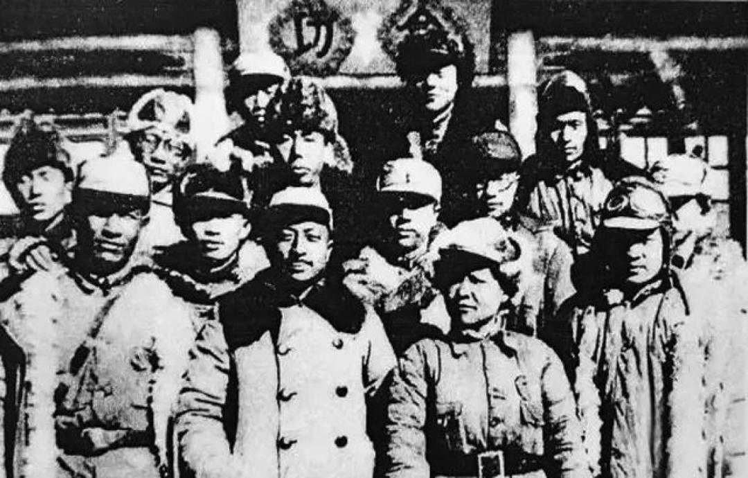 两次被捕受刑，30出头像50岁，46岁就倒在了办公桌前。叶帅说他是"党的骆驼"，