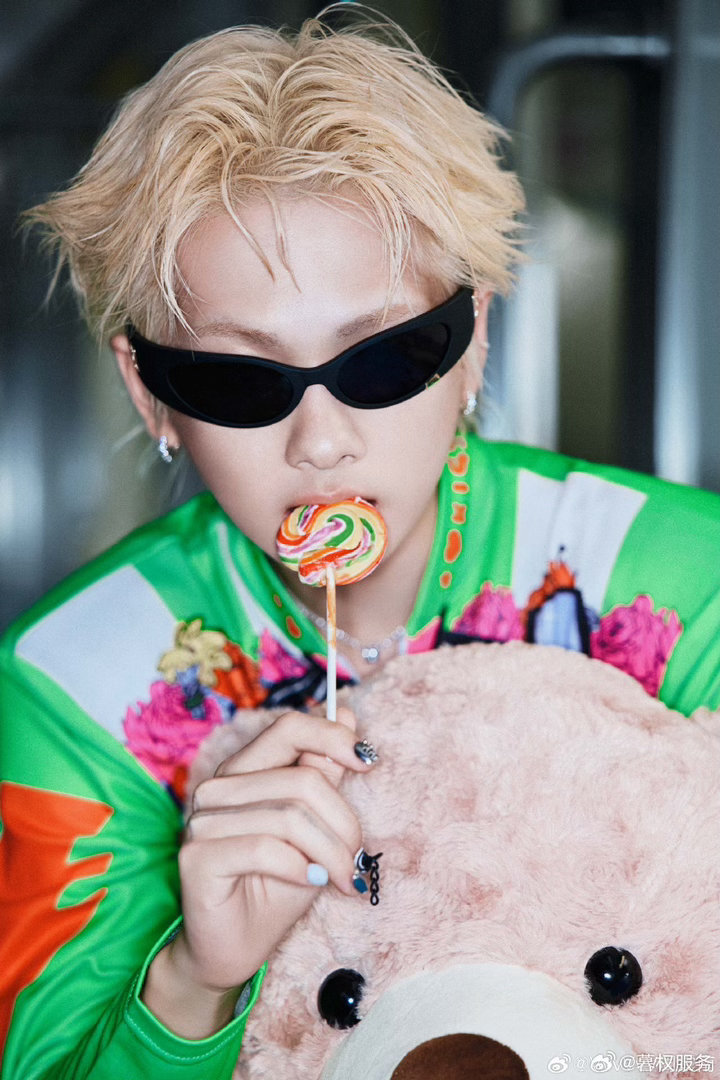 周震南南京演唱会官宣 票务应该快出了，想去的可以盯着点。他每次舞台都挺能整活的，