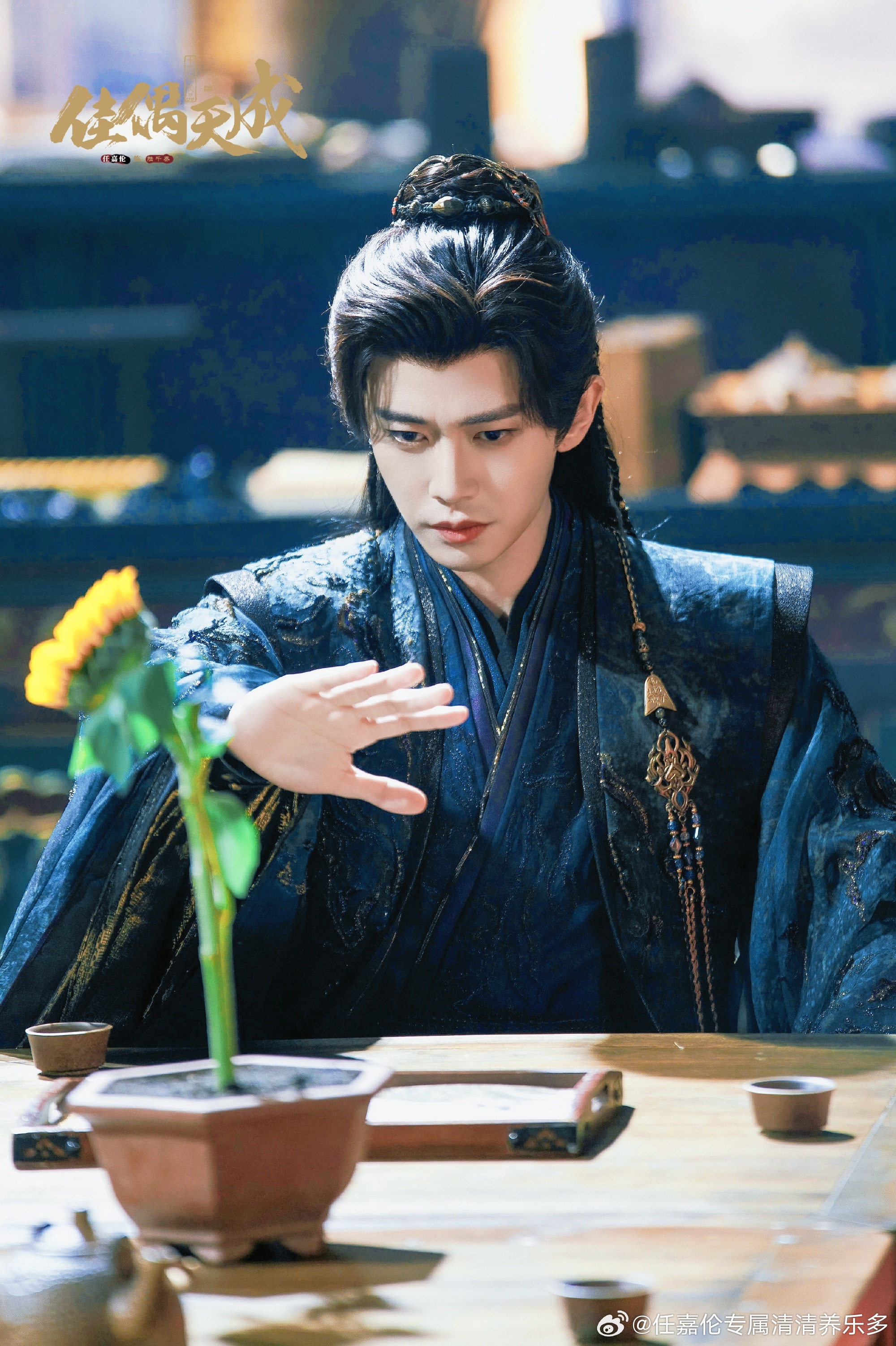 任嘉伦 任嘉伦佳偶天成 任嘉伦陆千乔  晨光铺满整条小路，夏蝉开始低声鸣叫，走在