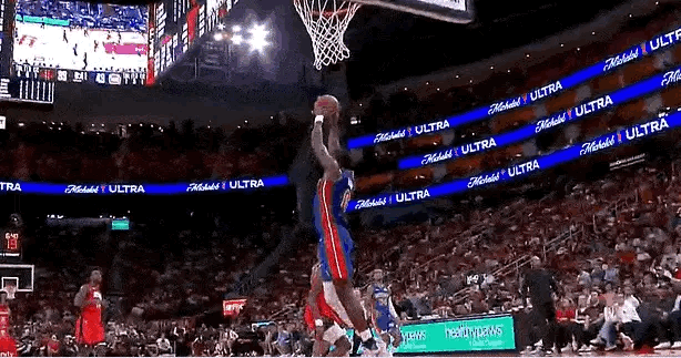 活塞中锋杜伦吃到技术犯规后肘击阿门汤普森，被吹二级恶意犯规直接驱逐出场。 ​​​