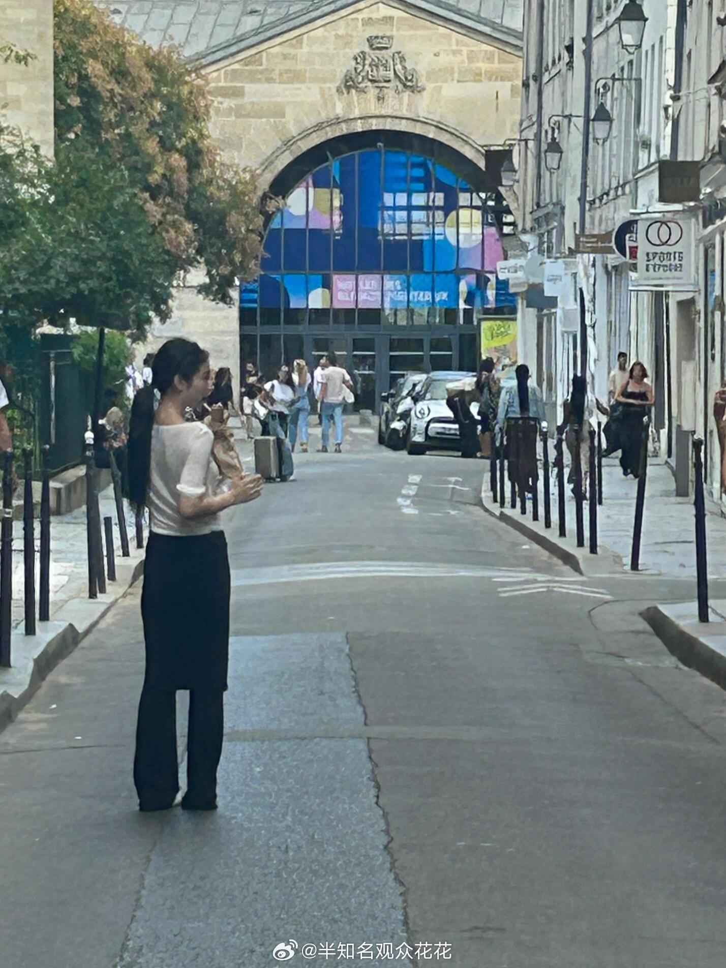 美女逛街网友巴黎玛黑区偶遇Jennie网友在巴黎偶遇Jennie逛街 ​​​