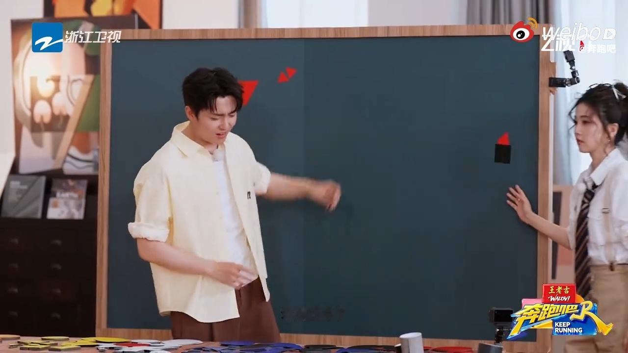 白鹿拼口红一秒传神奔跑吧 看白鹿拼口红就觉得挺放松的，没怎么犹豫就给拼完整了，感