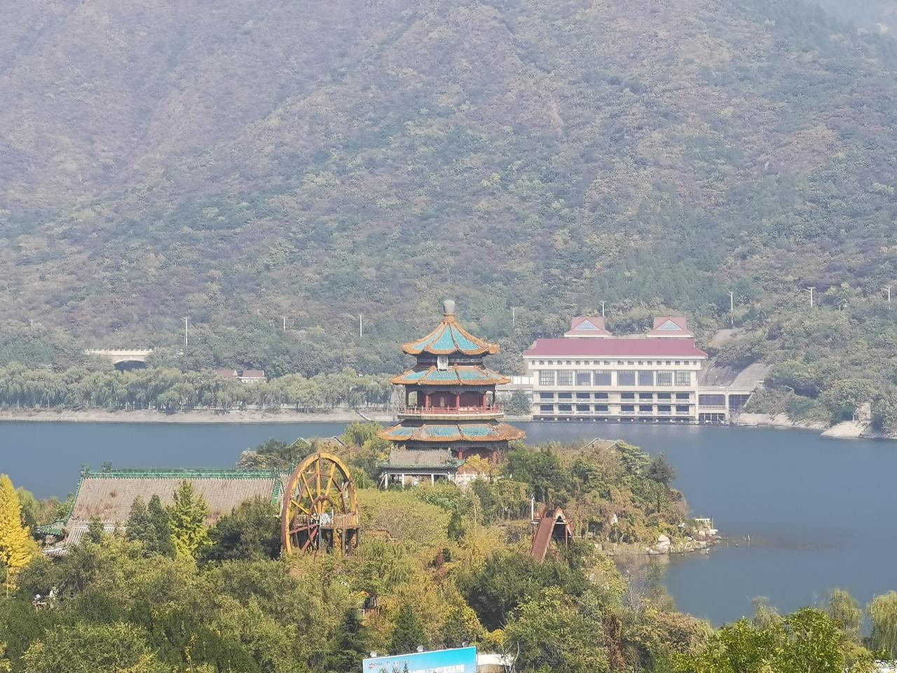 今天开车去了趟十三陵水库，路上体验一下自动驾驶，感觉比自己开还紧张，可能买的车不