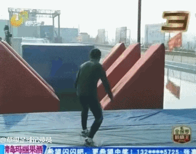 我记得他好像是消防队的，然后正好消防队内部需要空调，就叫他来参赛，外挂选手。一年