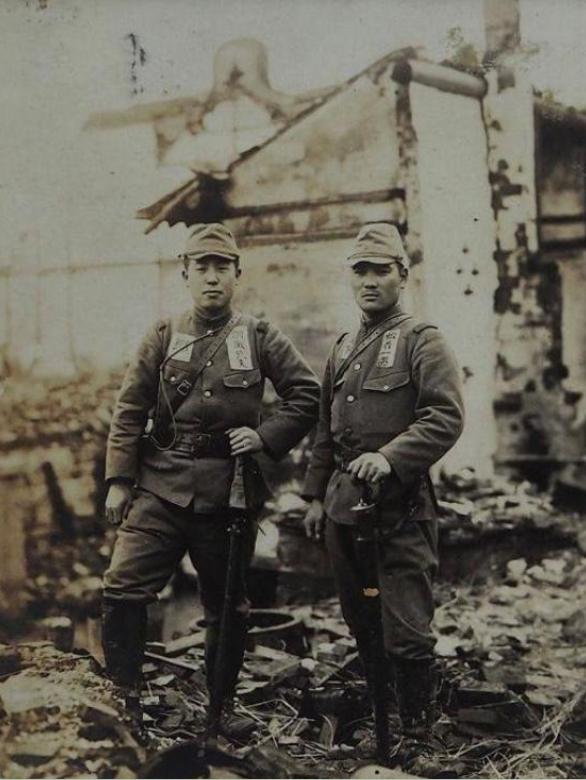 1938年了，南京街头依然是一片废墟。第一眼看过去，还以为照片里的这两位，是臭名