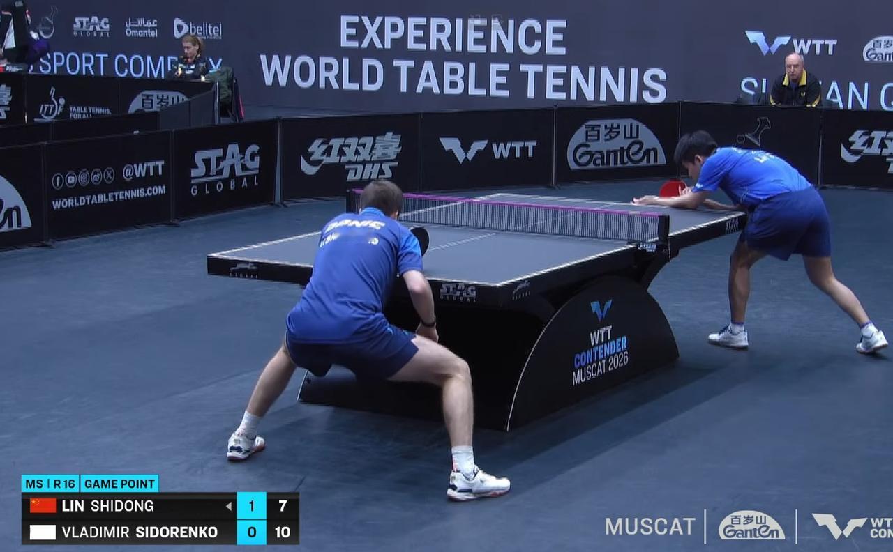 突发！林诗栋连续判罚两次头部遮挡。
第二局的时候，
林诗栋6:2领先，
中间一次