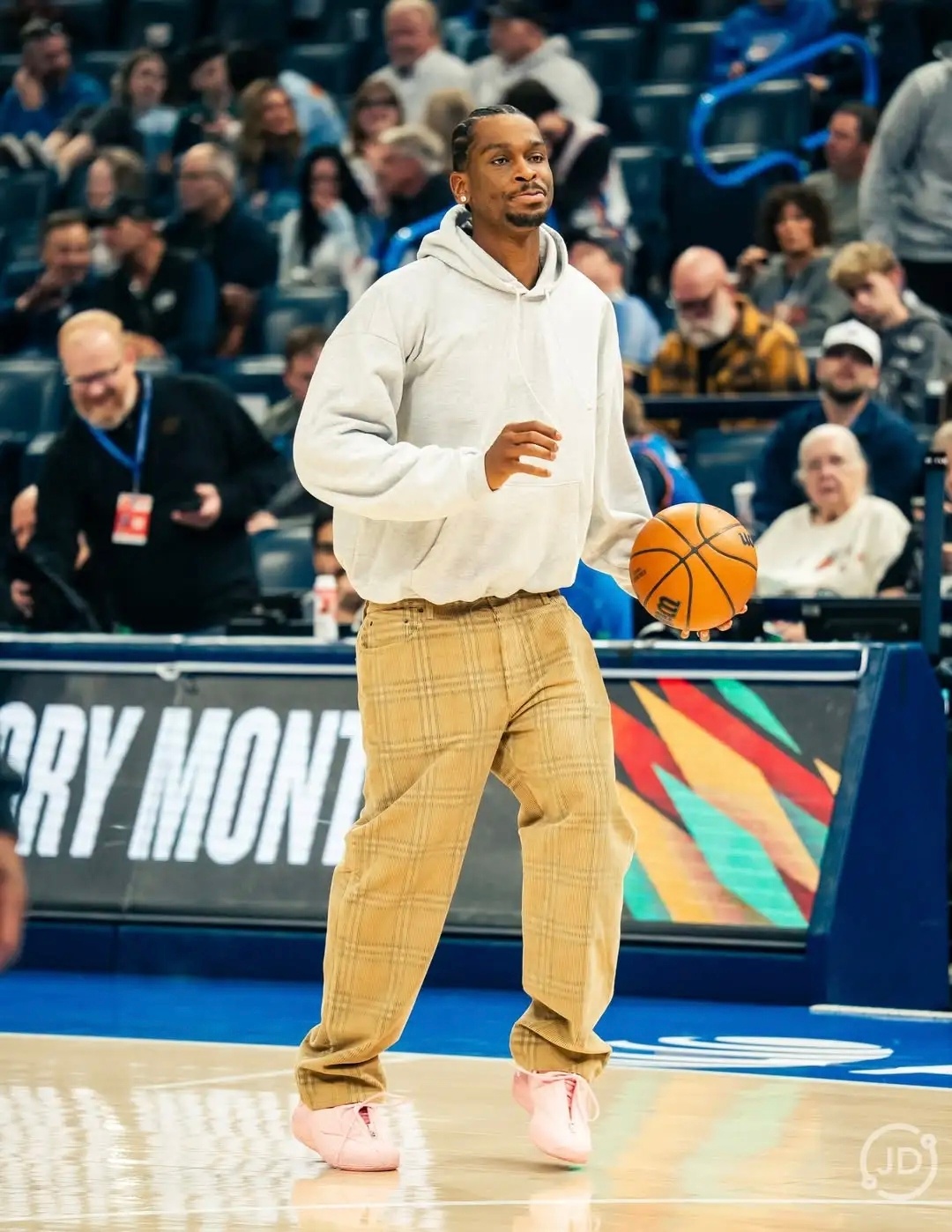 昨日亚历山大穿着小粉鞋参与热身雷霆战胜骑士雷霆vs猛龙雷霆