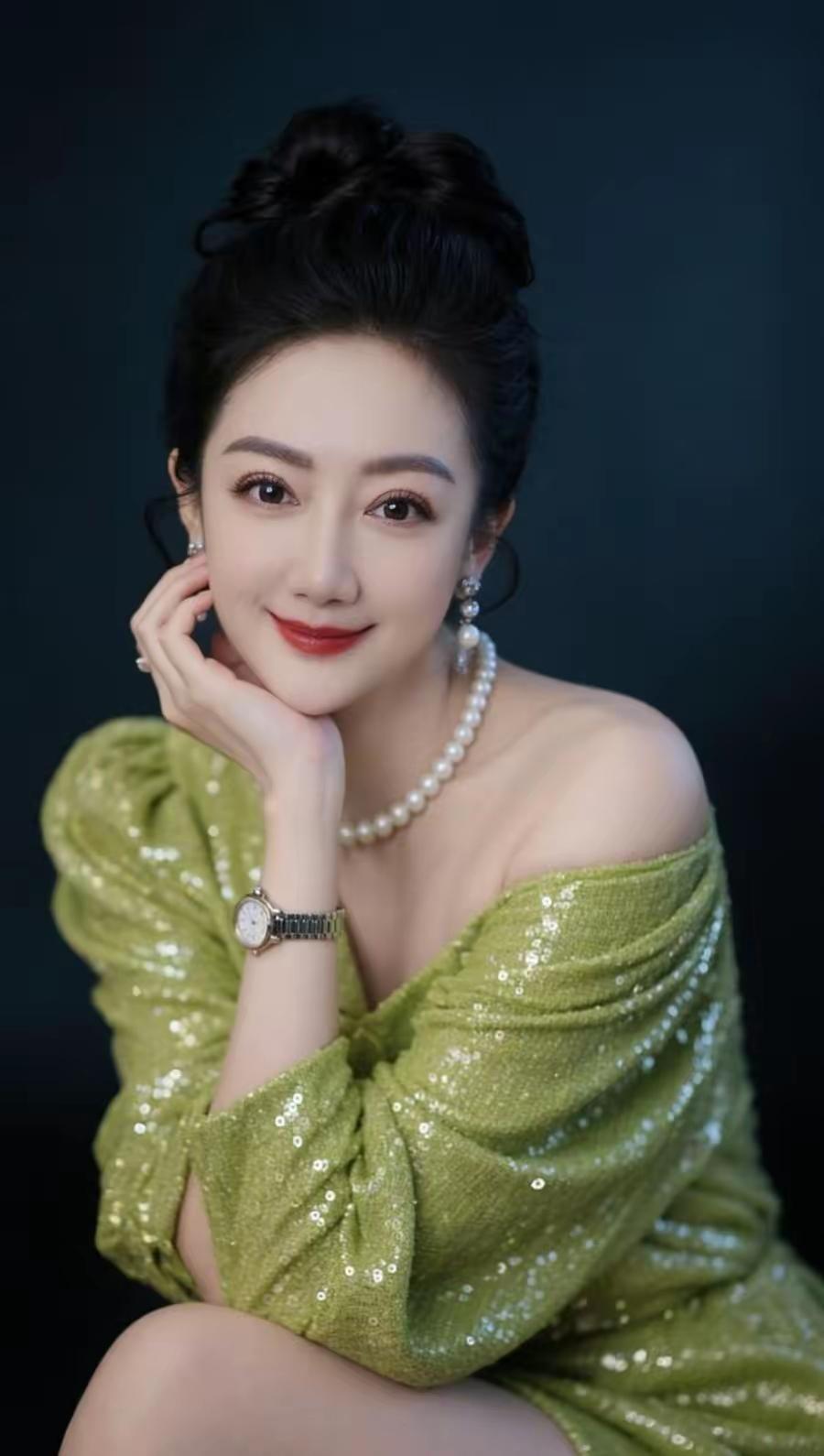 优雅绿裙，闪耀珍珠，黑发盘起，气质迷人