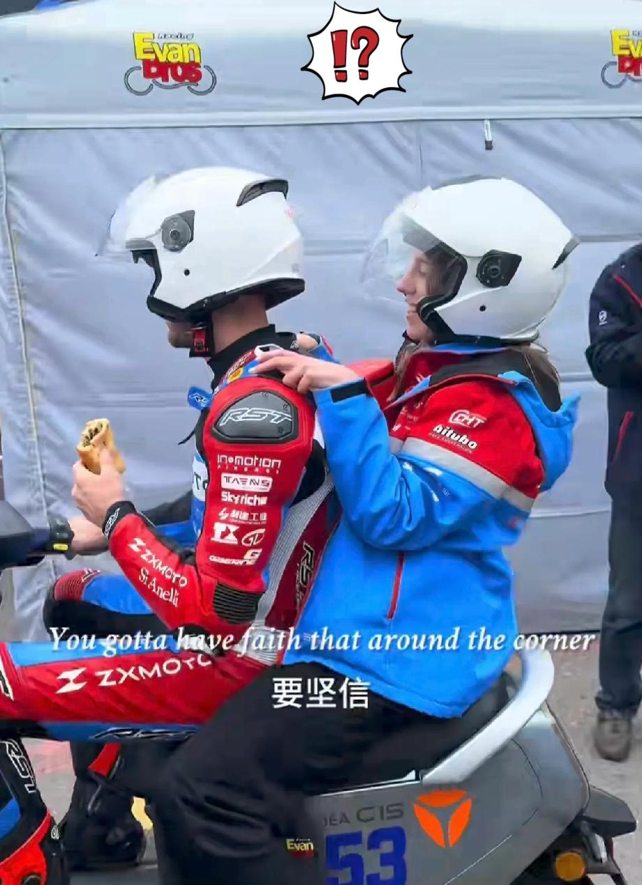 瓦伦丁每天跟老婆娜塔莉·肖蒙出行买菜的代步车，竟然是中国的雅迪电动车！要我说，雅
